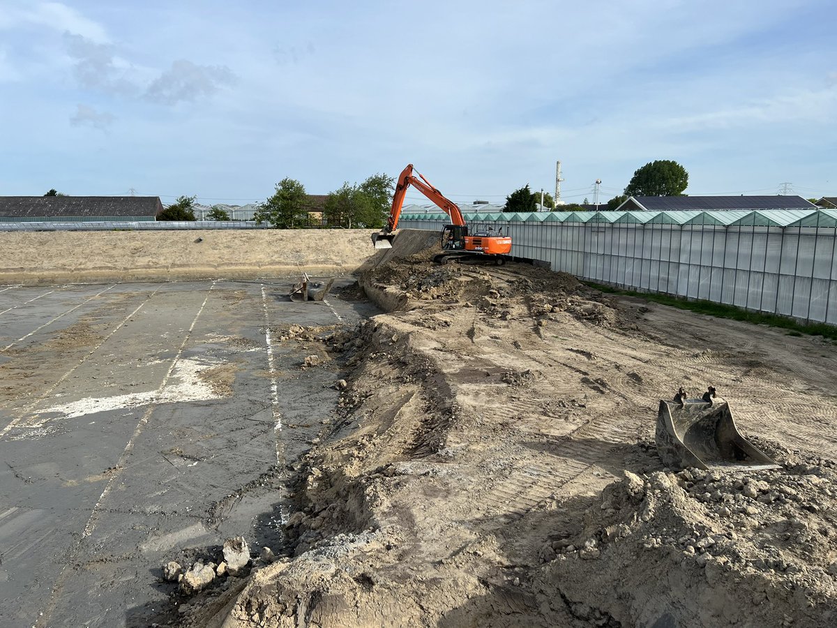 VanDaalenGWW's tweet photo. Aan het Oranjeveld in Maasdijk leggen we voor de #nieuwbouw van kwekerij Frestia een flink #waterbassin aan. #topklus #vandaalenwaterbassins https://t.co/OpCXMcBFf6