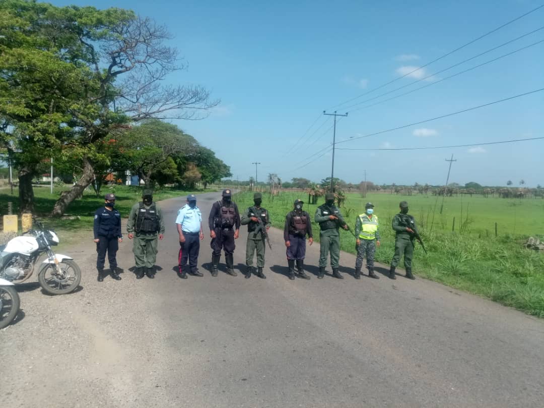 poliguarico15's tweet photo. #14May|| Con el fin de garantizar seguridad a todos los habitantes de la Parroquia El Sombrero, se instaló PAC mixto a la altura del Sector La Guamita, con el chequeo por SIIPOL de vehículos, motos y personas que transitan por el Mpio. Mellado.
#CumbreSinAméricas
#CCP6 https://t.co/REKL0H64IC