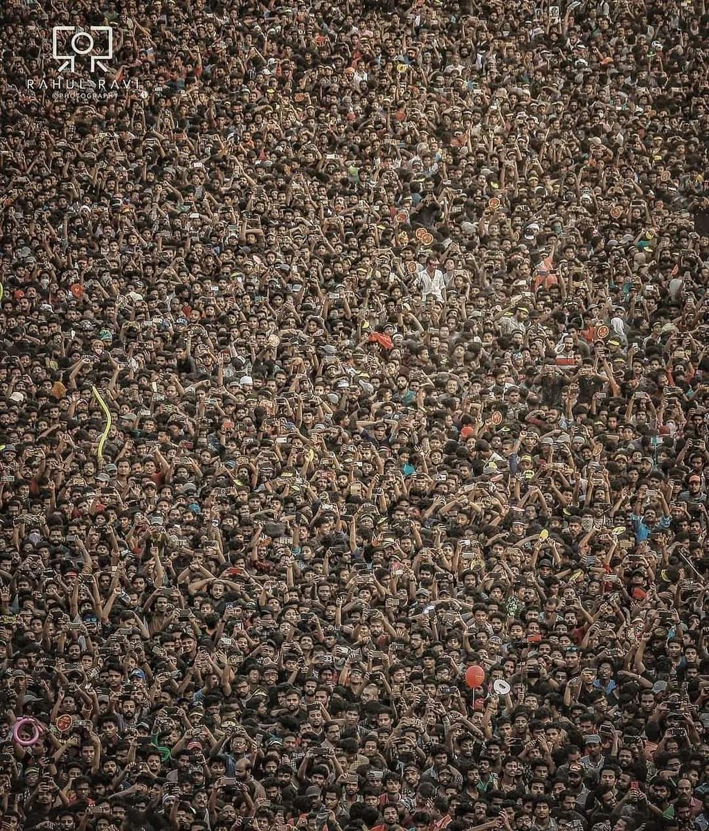 Chopsyturvey's tweet photo. Thrissur Pooram festival. Zoom &amp;  see   the crowd .  You  can see the face of every individual. Remarkable   photography 🙏👏🙏 https://t.co/eMXkFZtVrs