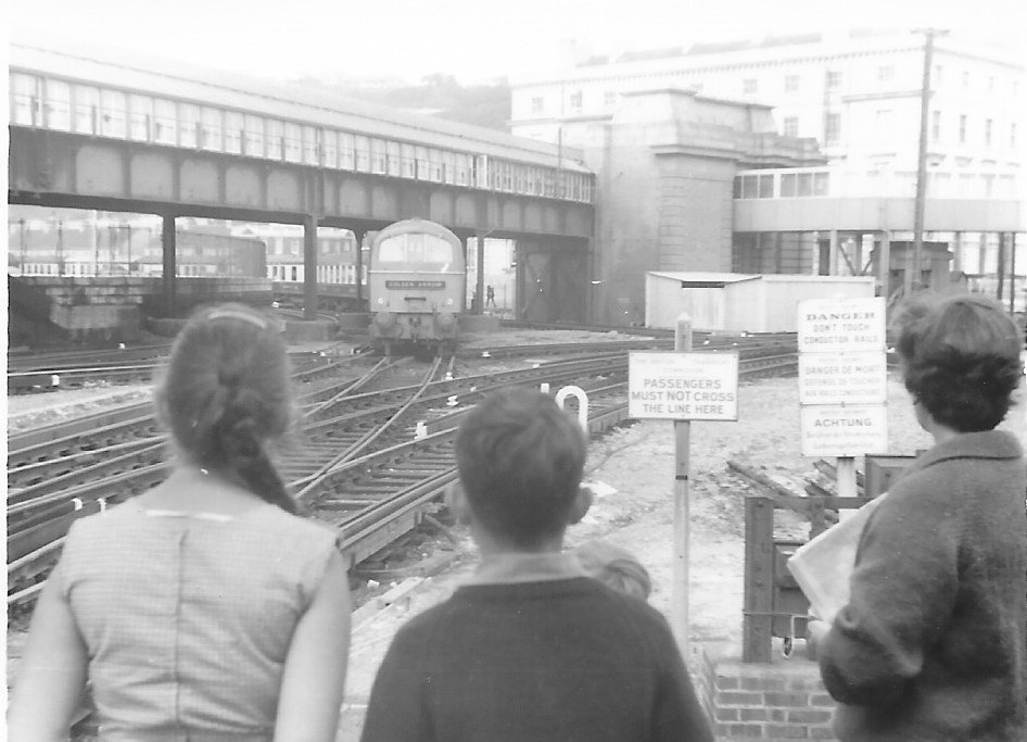 JonHarle1's tweet image. #OTD 1929, the Southern Railway introduced the Golden Arrow service between London Victoria &amp;amp; Dover. 35 years later my Dad took us to Dover to see one arrive behind what became a #Class71. @railwaystoday @railwaycentral @railwayblogger @rail_pics @chris_railway @miles_chains
