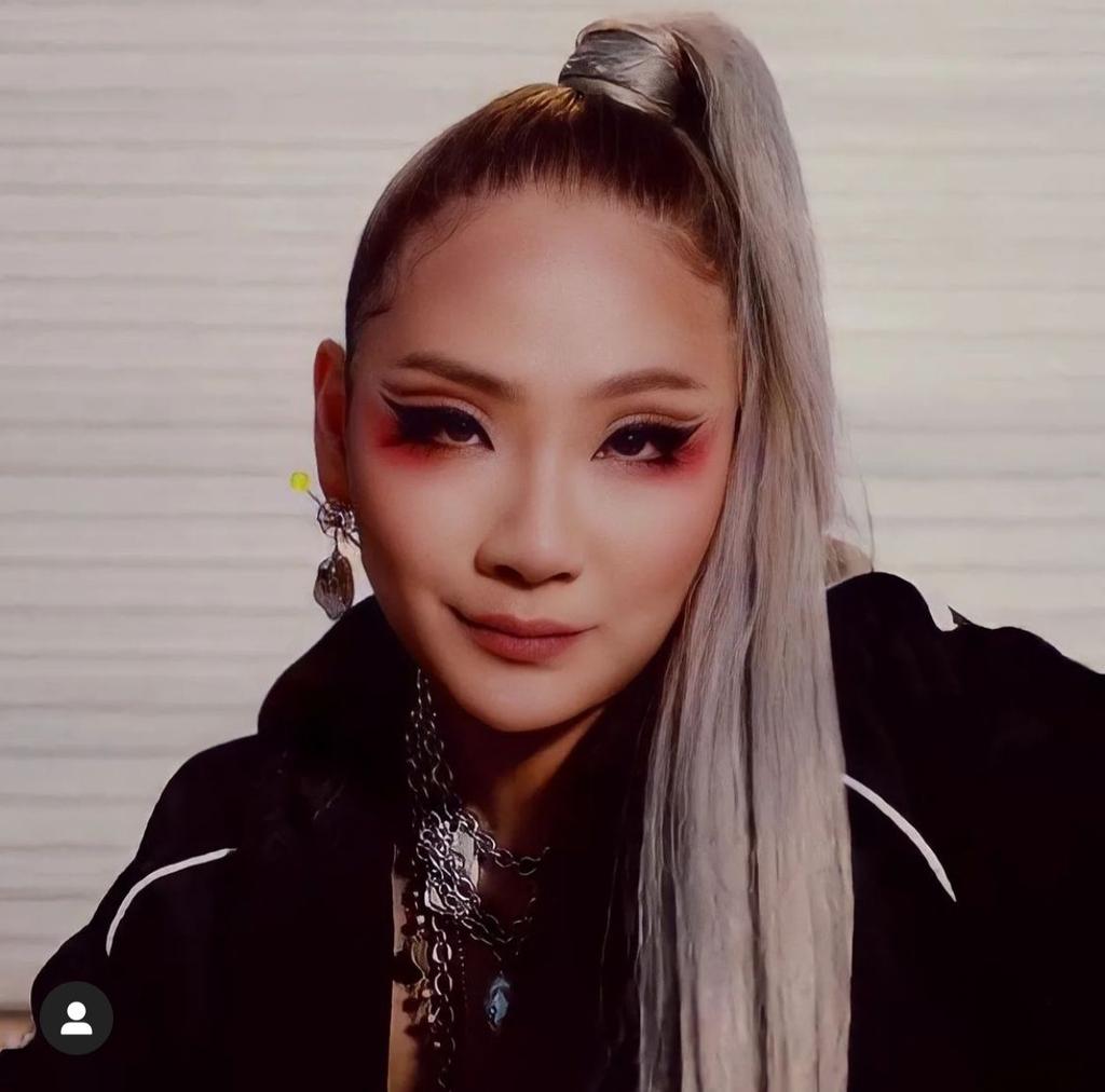 Central_2NE1's tweet photo. 🍒 — 'CHUCK' já está com 2,2 Milhões de visualizações. Vamos continuar com o Stream 💛🔥👏🏼
🔗 https://t.co/5gcnSlHoZ3
#ChuckMVout #CListheALPHA
#CL #씨엘 @chaelinCL #2NE1 https://t.co/H31wOYzlvg