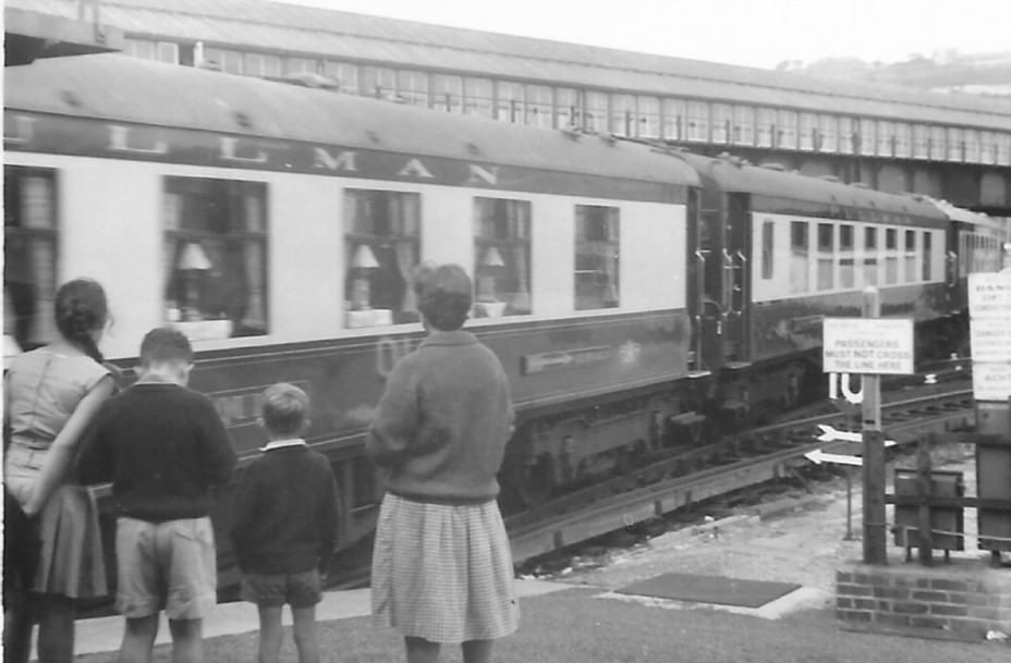 JonHarle1's tweet image. #OTD 1929, the Southern Railway introduced the Golden Arrow service between London Victoria &amp;amp; Dover. 35 years later my Dad took us to Dover to see one arrive behind what became a #Class71. @railwaystoday @railwaycentral @railwayblogger @rail_pics @chris_railway @miles_chains