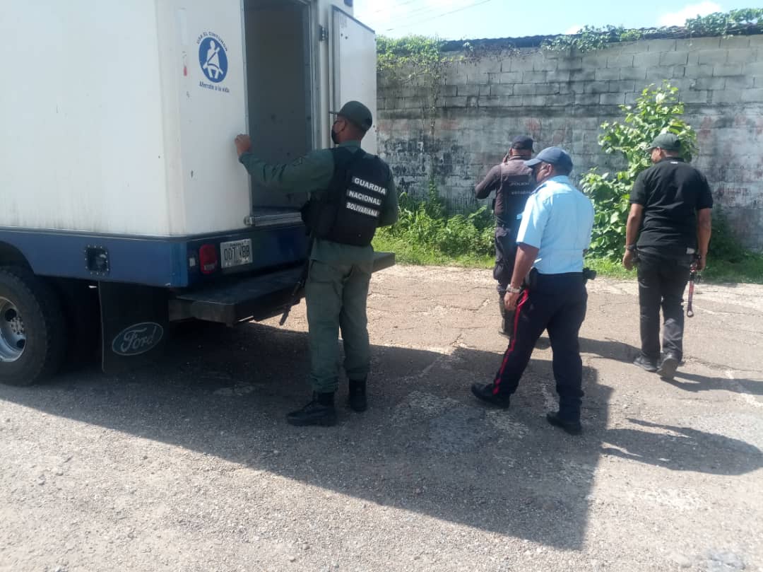 poliguarico15's tweet photo. #14May|| Con el fin de garantizar seguridad a todos los habitantes de la Parroquia El Sombrero, se instaló PAC mixto a la altura del Sector La Guamita, con el chequeo por SIIPOL de vehículos, motos y personas que transitan por el Mpio. Mellado.
#CumbreSinAméricas
#CCP6 https://t.co/REKL0H64IC