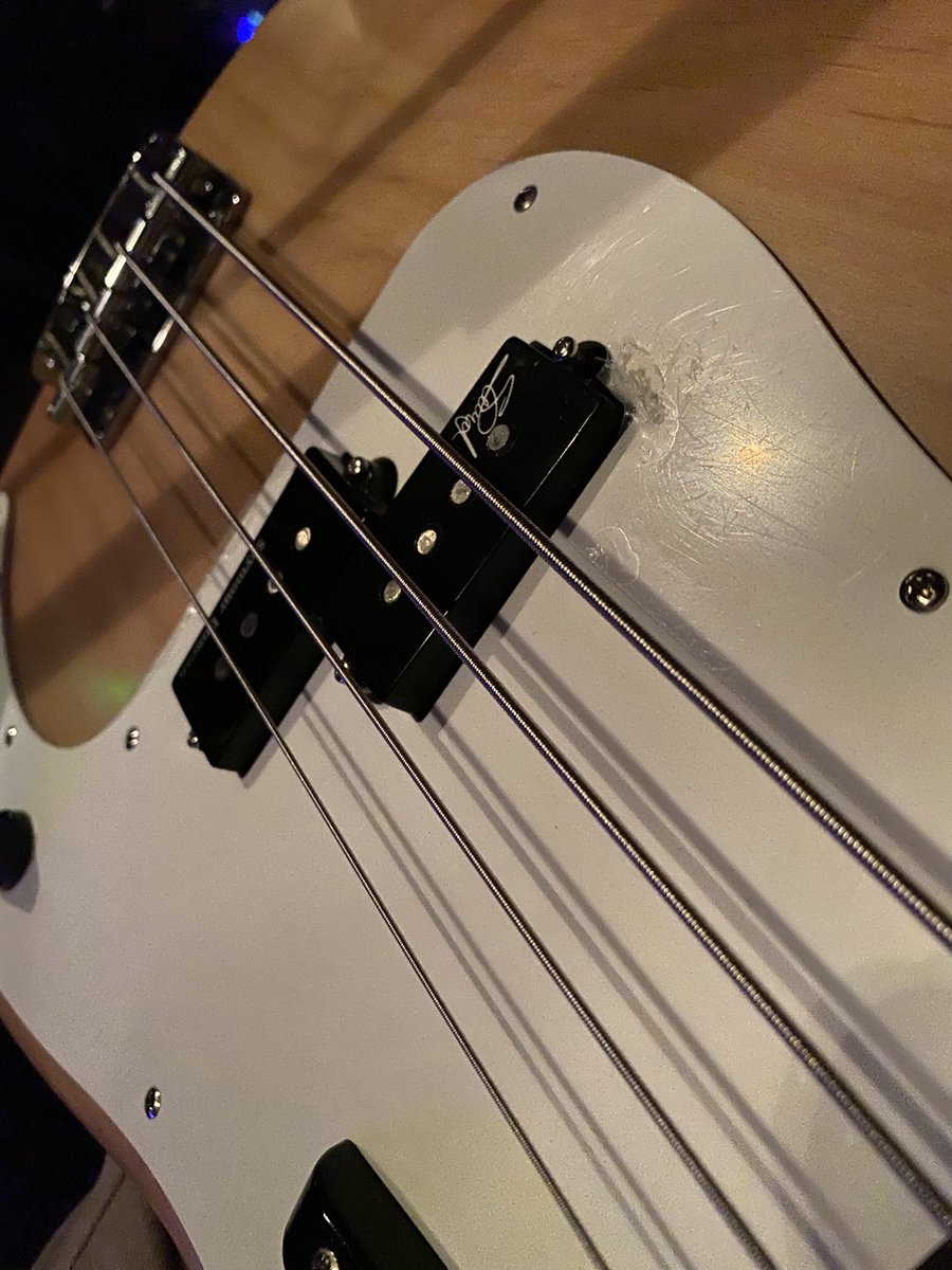 kochiragawa's tweet photo. 本日の足元。
なんやかんやと今年初ライブ。
ほとんど新しい曲でやってみたけど、むむむむむ。
#RC600 #SCHECTOR #solobass https://t.co/p5IzBX7pRh
