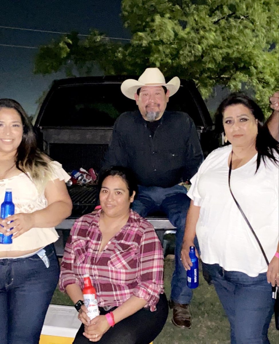 Connievs2113's tweet photo. Spectacular time with Rick Cisneros &amp; Southern Comfort last night!! Great breeze, amazing people and awesome music! Thanks EP for all your support! See y’all on the 21st of May! #rickcisneros#countryrock#thebackyardeaglepass https://t.co/5bPVUXfsch