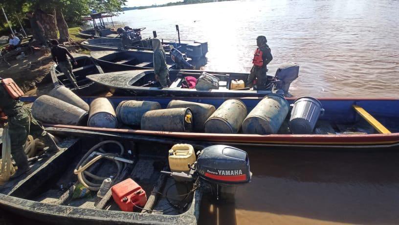dhernandezlarez's tweet photo. Operación Relámpago del Catatumbo, en las márgenes del Río Tarra, FANB desmantela campamento TANCOL dedicado a proveer combustible de avión  y material logístico a las pistas ilegales del Sur del Lago. https://t.co/2waxwfTDdq