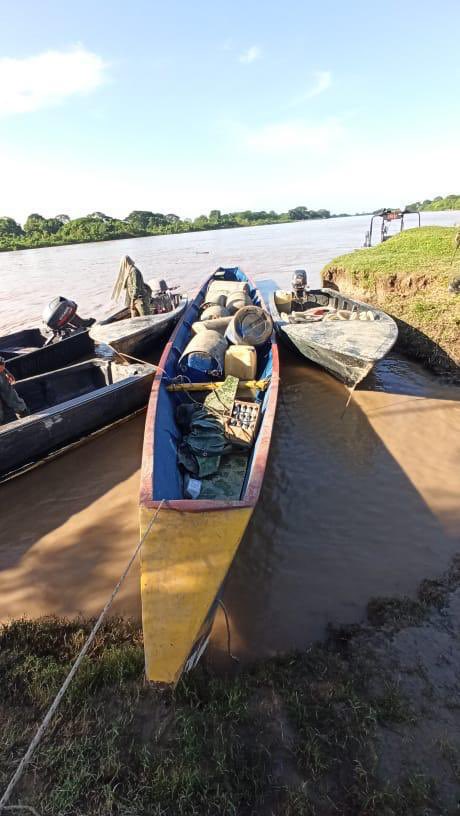 dhernandezlarez's tweet photo. Operación Relámpago del Catatumbo, en las márgenes del Río Tarra, FANB desmantela campamento TANCOL dedicado a proveer combustible de avión  y material logístico a las pistas ilegales del Sur del Lago. https://t.co/2waxwfTDdq