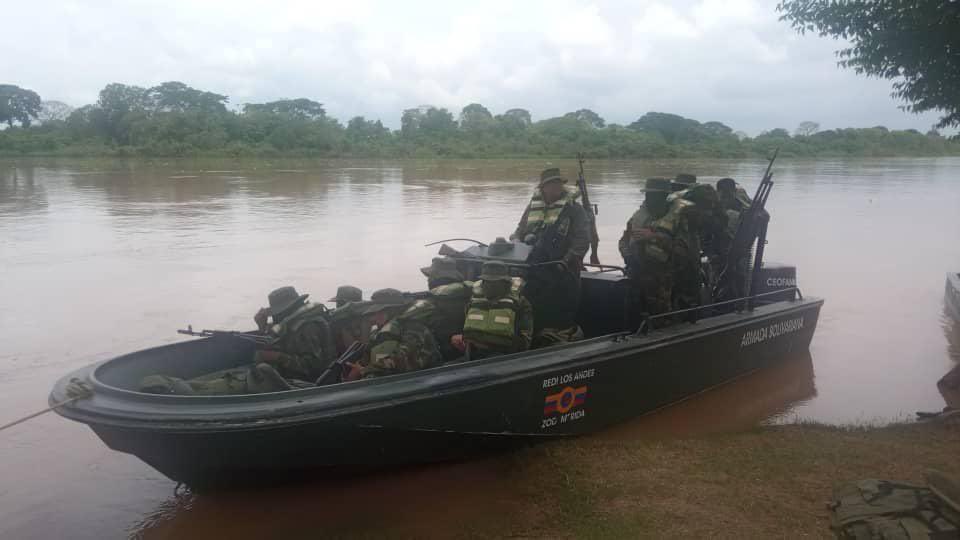 dhernandezlarez's tweet photo. Operación Relámpago del Catatumbo, en las márgenes del Río Tarra, FANB desmantela campamento TANCOL dedicado a proveer combustible de avión  y material logístico a las pistas ilegales del Sur del Lago. https://t.co/2waxwfTDdq