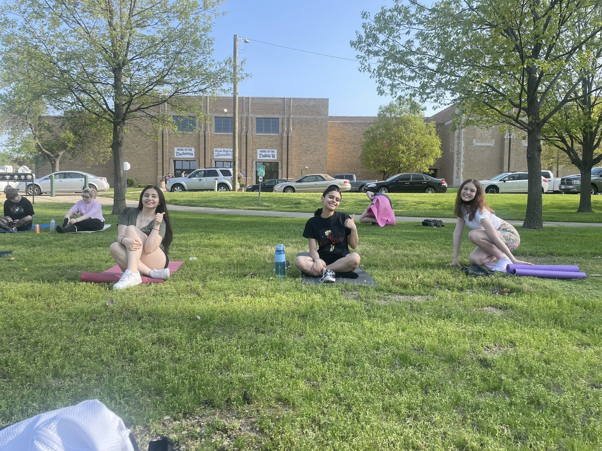 MsCurry8's tweet photo. Yoga along the River yesterday in Total Body Fitness! ☀️🧘🏽‍♀️ https://t.co/mCTTcP9Xyl