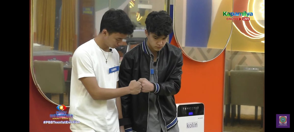 louisityvuitton's tweet photo. Masaya ako na tuloy pa rin laban ng isa sa mga miyembro ng RobLuke o LukeRob o Team Brit! 🇬🇧

Go Rob! Congrats Rob!

#PBBKumuTeenTop2 #RobLuke #LukeRob https://t.co/pbOZXIlvTF