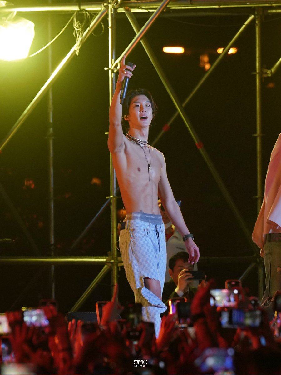 jinu_us's tweet photo. 20220513 성균관대축제
옆 외국인의 감탄 섞인 한마디.
Wow... Body...

#위너 #WINNER #이승훈 #HOONY https://t.co/kQjXoTcj52