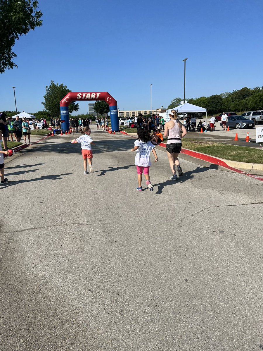 MarkFlores8's tweet photo. Proud to run a 5K at the 2022 #Run4Elise 5K and 1 Mile Fun Run with my daughter and Team @rockenbaughES #SwimForElise #RunForElise https://t.co/VmWPIU2lbH