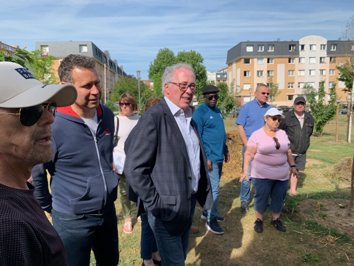 AcheresVille's tweet photo. Ce matin, balade du maire dans le quartier des Plantes d’Hennemont. L’occasion pour les habitants de parler de l'actualité de leur quartier et d’échanger avec leurs élus sur les problématiques du quotidien. #démocratieparticipative #baladedumairedAchères #PlantesdHennemont https://t.co/ZaJeu5l8hA