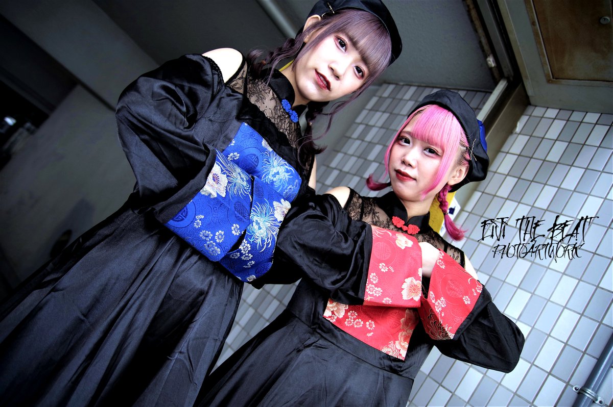 キョンシーを知らずに、むっちゃふんわりしたイメージだけでコスプレした結果、、
お札のついた帽子を後ろ向きにかぶってしまう
美人姉妹☆キョンシー

愛しすぎん？☺️

#アイシェ写真館
#アイシェリング