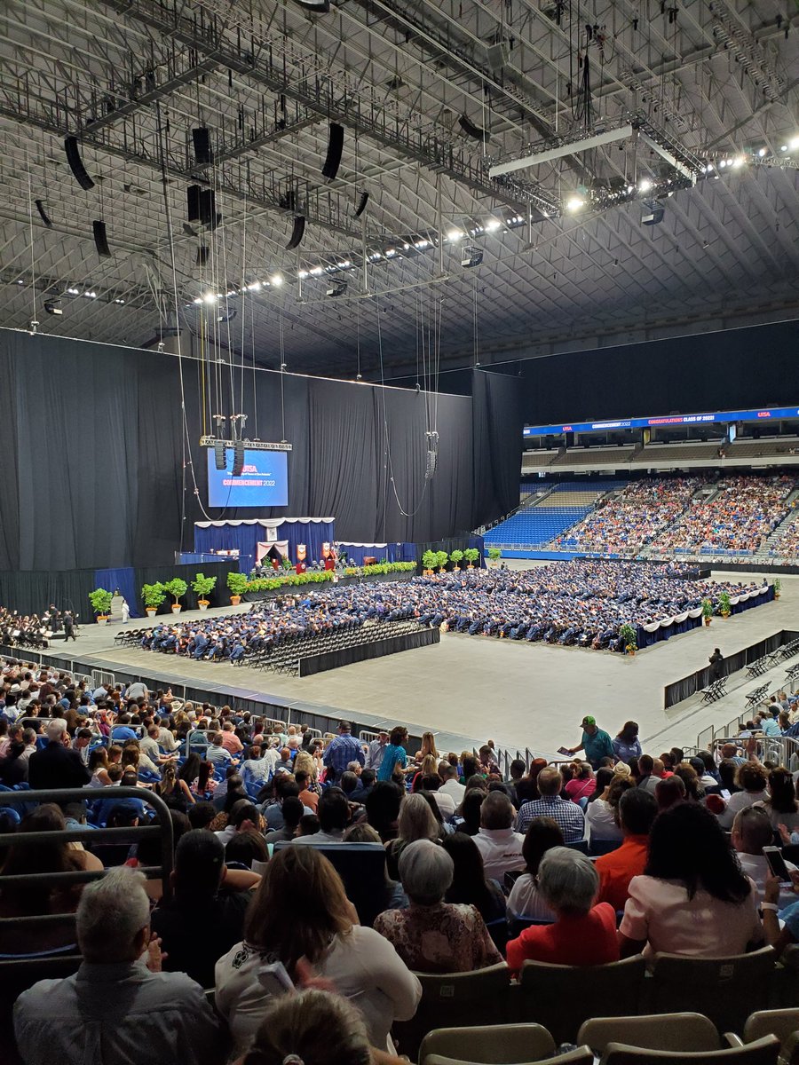 robert_basurto's tweet image. Celebrating our daughter's great accomplishment. All the hard work and sacrifice paid off! Congratulations daughter, we are proud! #UTSAGrad22 #Proudparents @yaaasmin15