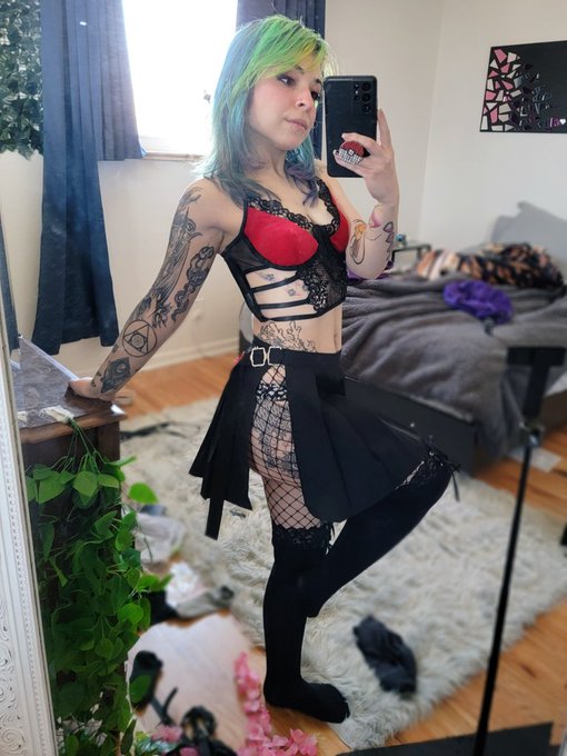 good morning, do you like my outfit https://t.co/ko9m7GhD4P