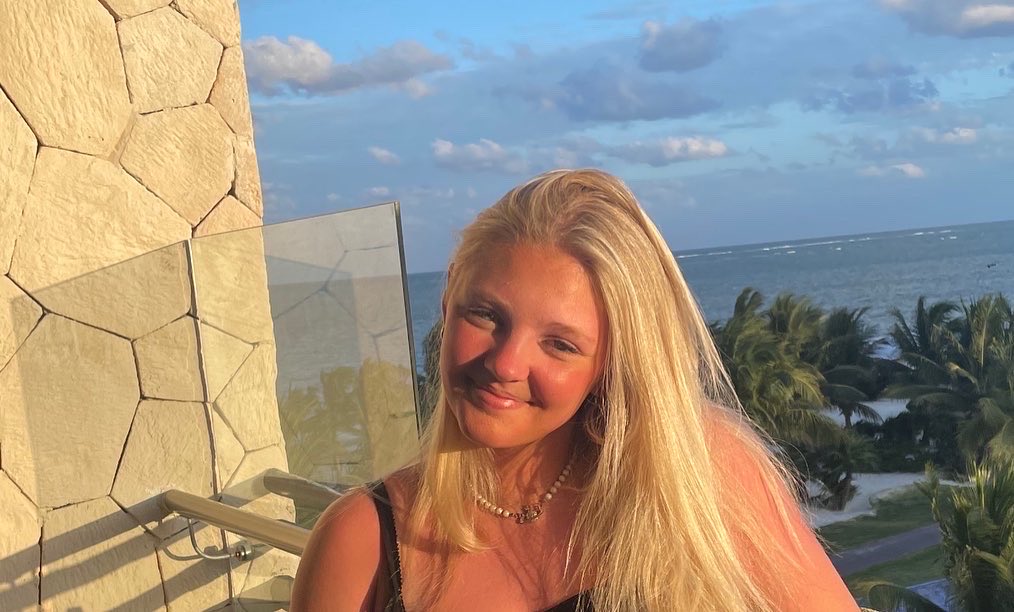 HFgirlshockey's tweet photo. And we have a Hawk!So proud of Taylor Koeppl on her commitment to play D1 hockey at Saint Anselm! Hasn’t always been easy,but you’ve continued to work hard on and off the ice and stay positive through it all,keep rocking kiddo!🏒🔥⁦@STAWomensHockey⁩ ⁦@HolyFamilyFire⁩ https://t.co/iHe0jUx14t