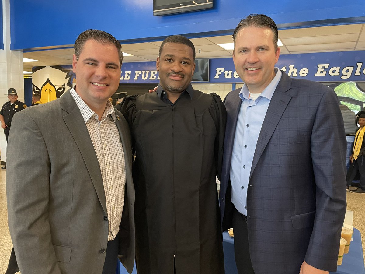 CoachPSpradlin's tweet photo. Congratulations to our @MSUEaglesMBB Graduates for earning their degrees today! @ba_metrobuckets . 19 years later @RickyMinardJr came back to finish what he started! 🎓🏀🦅 https://t.co/tJYiSQpEny