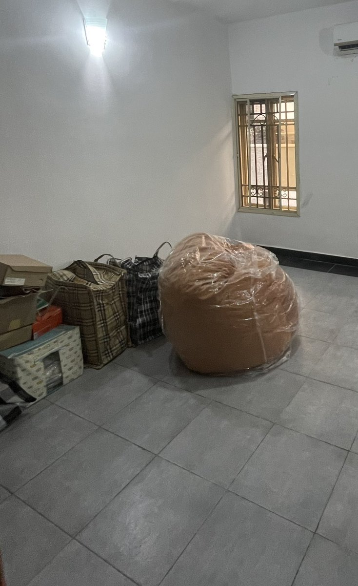 IdentitybyE's tweet photo. A beautiful home art studio set up in Lagos by #identitybyenitan 🍃

Can you guess why the floating shelve is topless and uneven? https://t.co/0wubnWy7v4