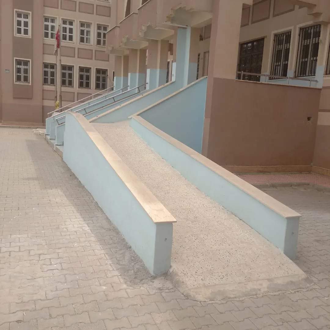 AkifHilvan's tweet photo. Okulumuza özel gereksinimli bireylerin kullanımı için yapılan rampa tamamlandı.Rampanın yapımında okulumuza her türlü desteği veren İlçe Milli Eğitim Müdürümüz Sayın Sinan ATEŞ'e ve İlçe Mem'e teşekkür ederiz @Hilvan_MEM @SinanATES_63 https://t.co/fRZ4pBsKbf