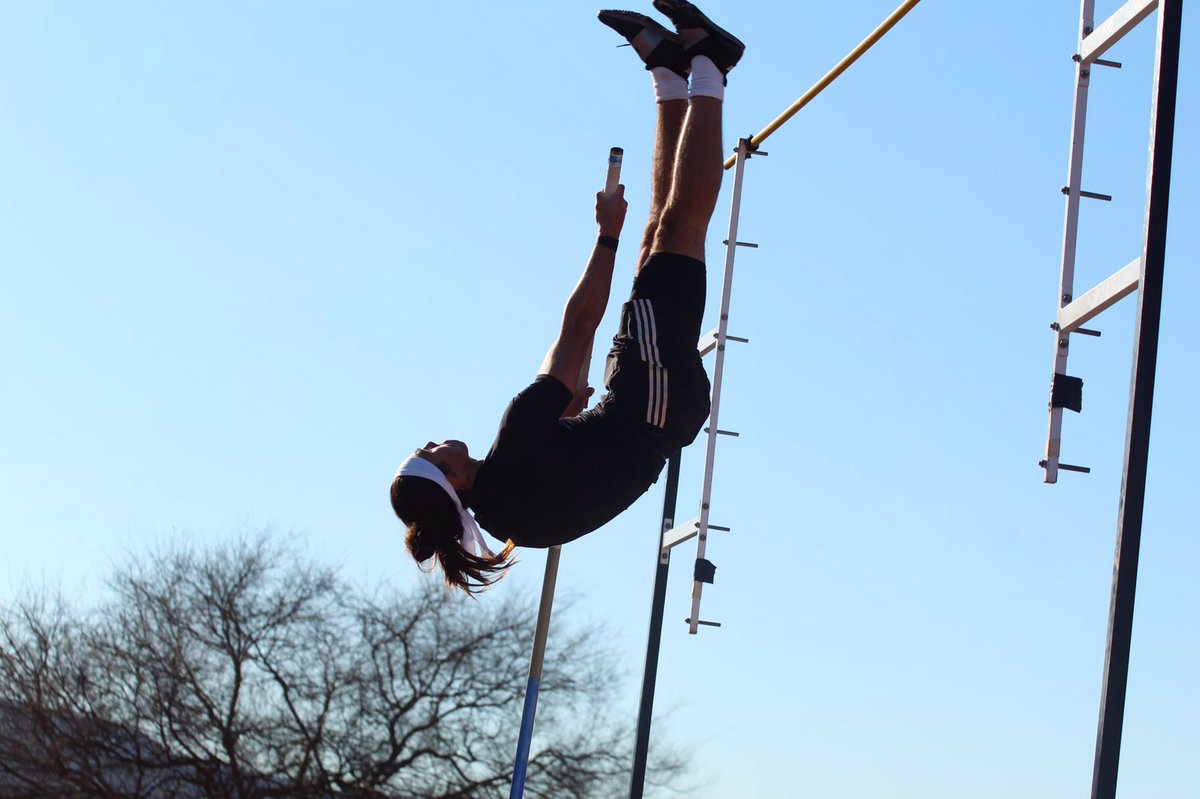 aprilbachmeier's tweet photo. Last weekend was all about the graduate. This weekend it’s all 🐯. Good luck to my boy participating in the CIF finals, 4x100 relay and pole vault 🙏🏼. #proudmom #getair #nofear #flyhigh https://t.co/zl8Is6x5kv