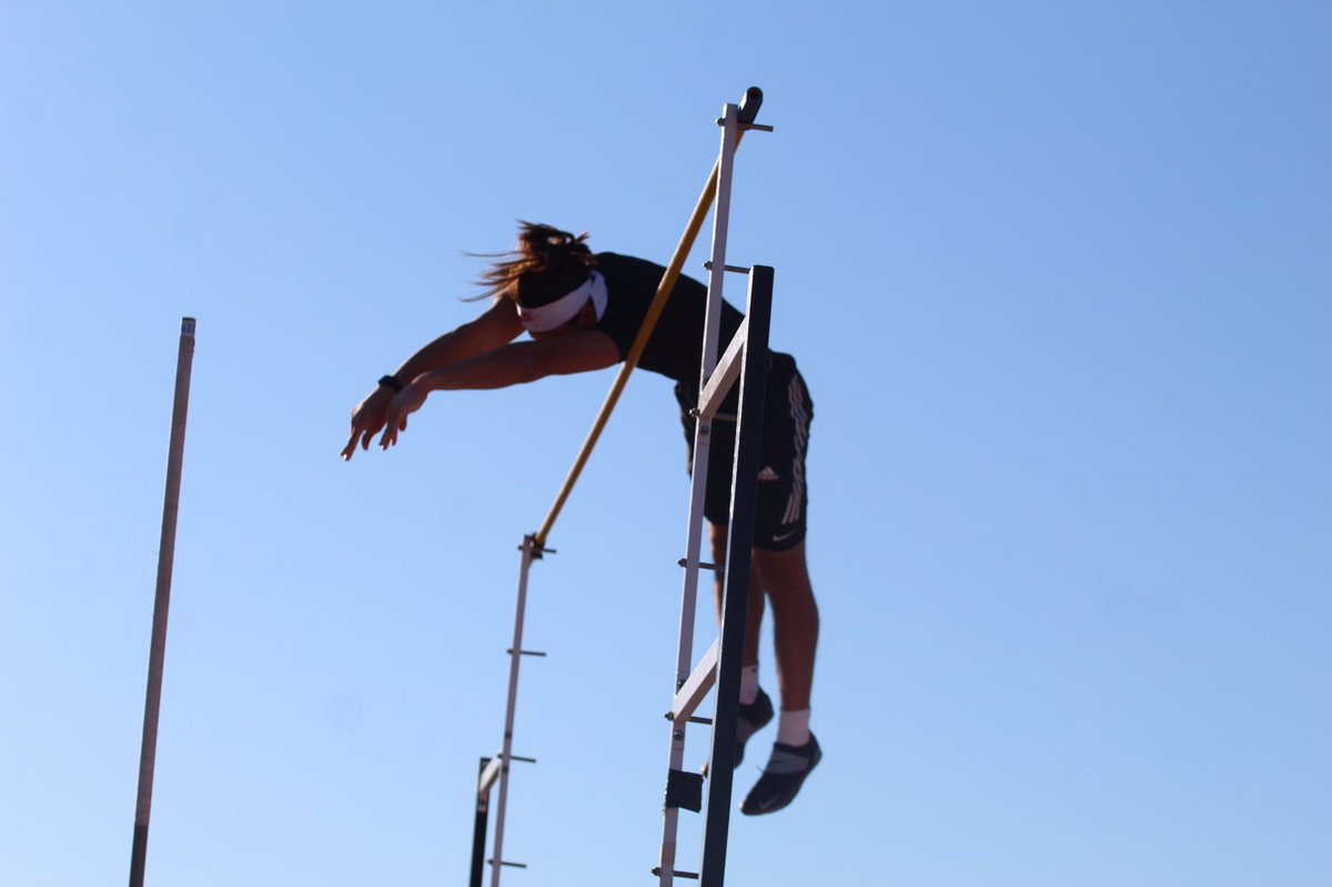 aprilbachmeier's tweet photo. Last weekend was all about the graduate. This weekend it’s all 🐯. Good luck to my boy participating in the CIF finals, 4x100 relay and pole vault 🙏🏼. #proudmom #getair #nofear #flyhigh https://t.co/zl8Is6x5kv