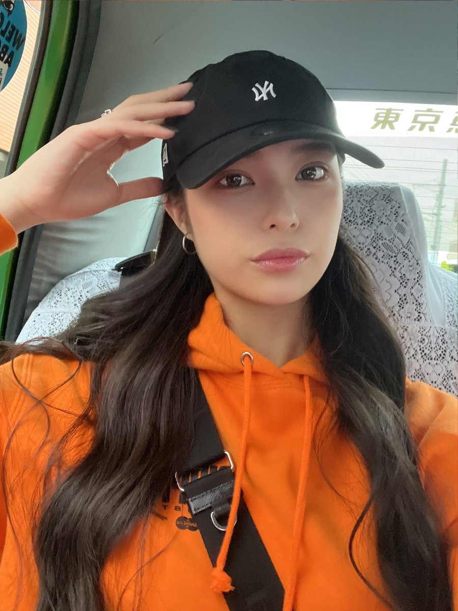 __aiiiia__'s tweet photo. 今日もネイルが可愛い🧡🖤 https://t.co/E4M6RS51qI