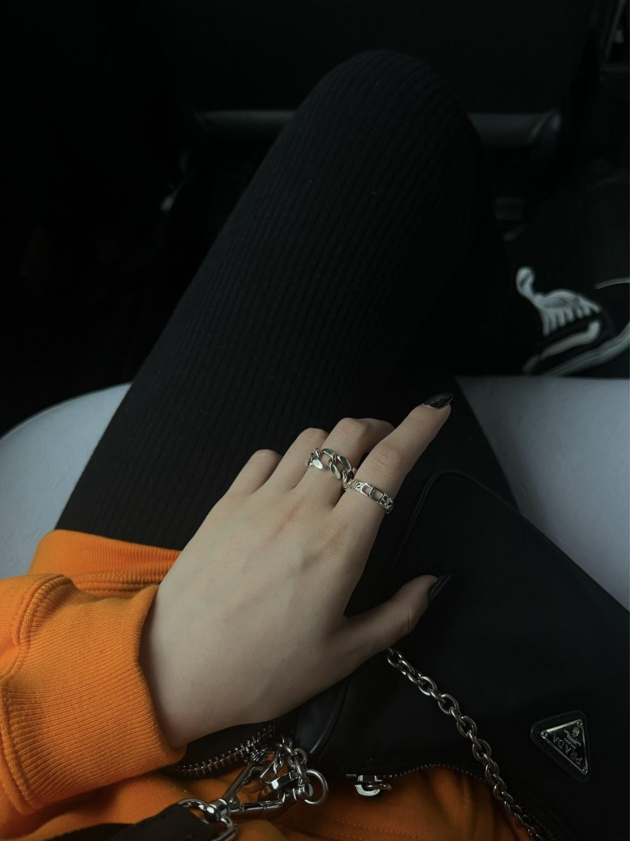 __aiiiia__'s tweet photo. 今日もネイルが可愛い🧡🖤 https://t.co/E4M6RS51qI