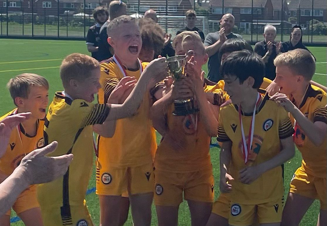 SuttonSchoolsFA's tweet photo. 🏆 Surrey Cup Winners 2022

Semi Final: W 1-0 v Elmbridge Schools

Final: W 8-1 v @wokingpsfa 

Congratulations to our boys’ U11 district football on winning this year’s Surrey Cup. 

Our goals today came from: Harry W, Harry L, Finnley, Louie &amp; Harry R. ⚽️ https://t.co/xr6vs0UtCk