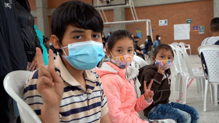 Mineducacion's tweet photo. Desde el lunes, colegios que cumplan con criterios podrán retirar tapabocas. ➡️ https://t.co/qUtjVviToi https://t.co/zu7A079KPh