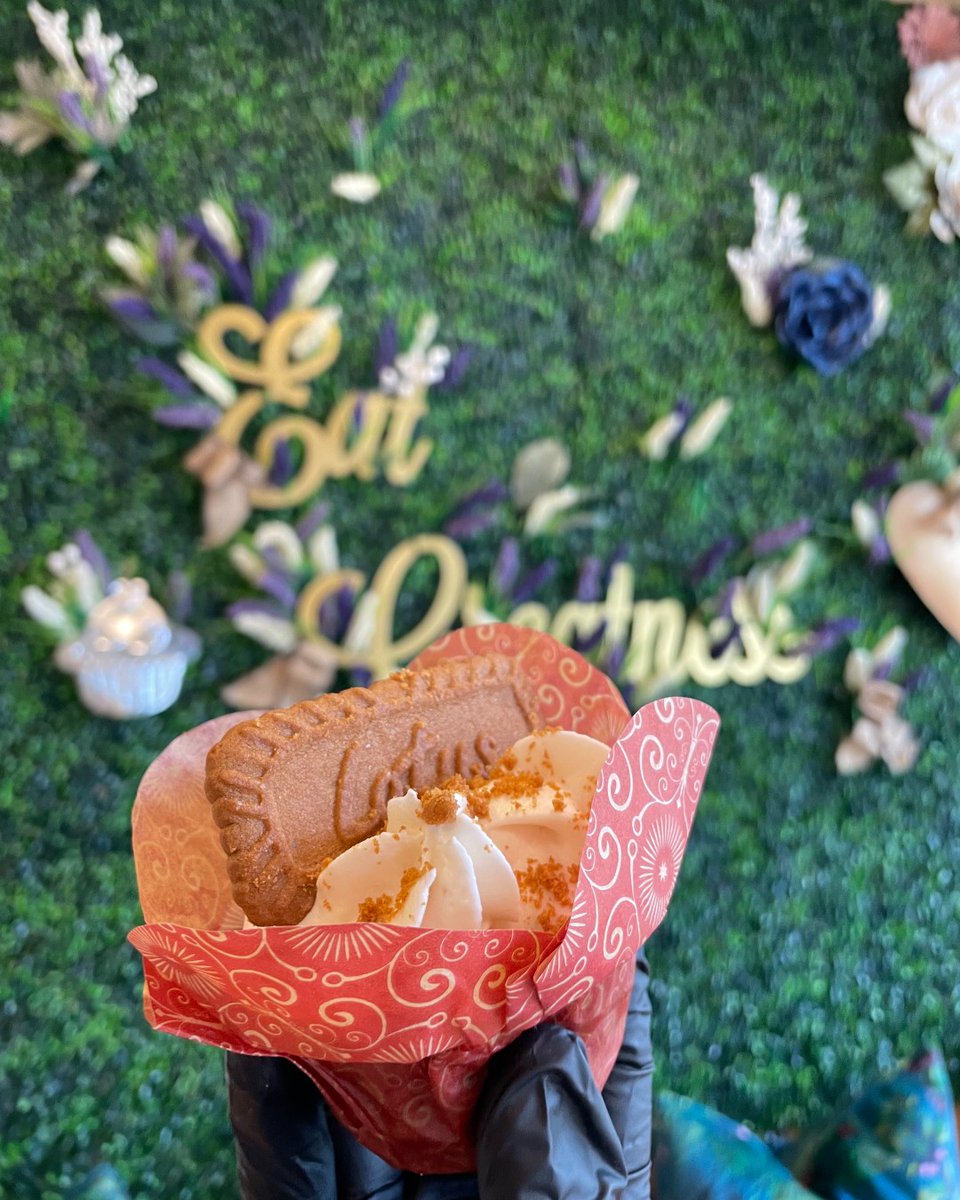 EatGreatness's tweet photo. Generosity 🍪

gen·​er·​os·​i·​ty 
noun
the quality of being kind and generous.

Unfortunately this flavor is not available in Gluten Free...YET!

#inspiredcravings #cookiebutter #biscoffcookie #vegancookie #veganbakery #bestcupcake #dmvcupcake #eatgreatness https://t.co/WDJmdqK1Z2