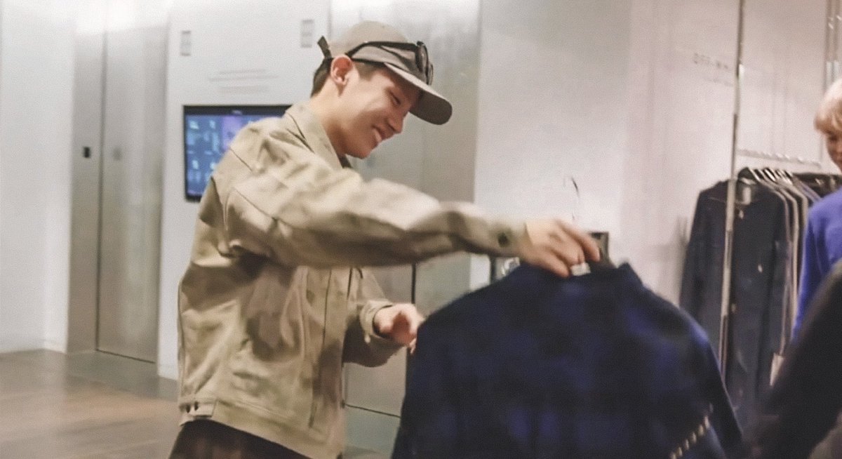 jhopesarchive's tweet photo. shopping date with hoseok https://t.co/OwV3VYKGok