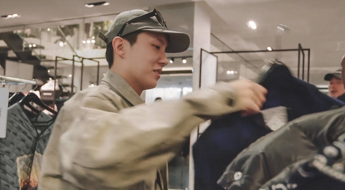 jhopesarchive's tweet photo. shopping date with hoseok https://t.co/OwV3VYKGok