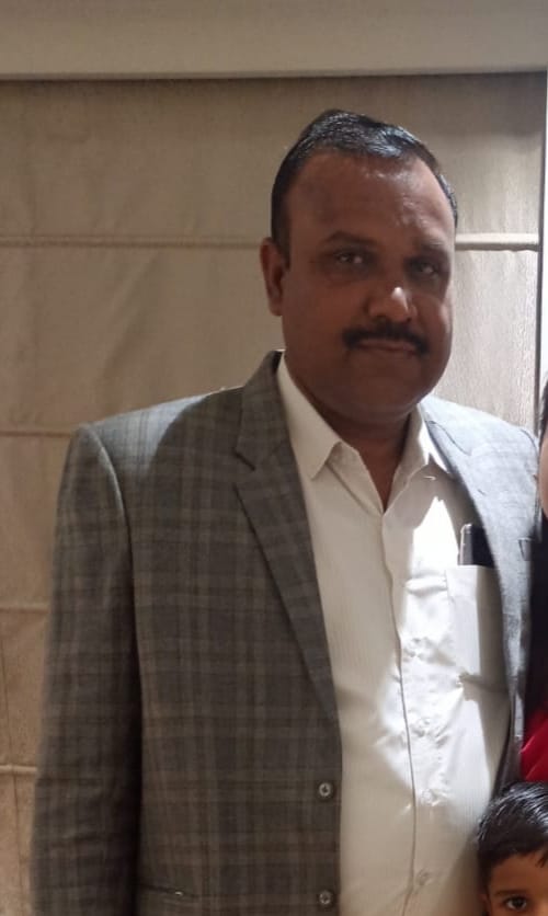 7Dubey's tweet photo. @spgrpagra @upgrp_hq @UPPolNRI @UPGovt मनीष शर्मा 
पुत्र श्री विनोद प्रकाश शर्मा 
गांव - नगला पुरबिया fci godown के पास
जिला एटा। 

उम्र लगभग 42 वर्ष
लंबाई 6 फुट
वजन लगभग 90-95
रंग साँवला। https://t.co/gI5Fjvx8E2