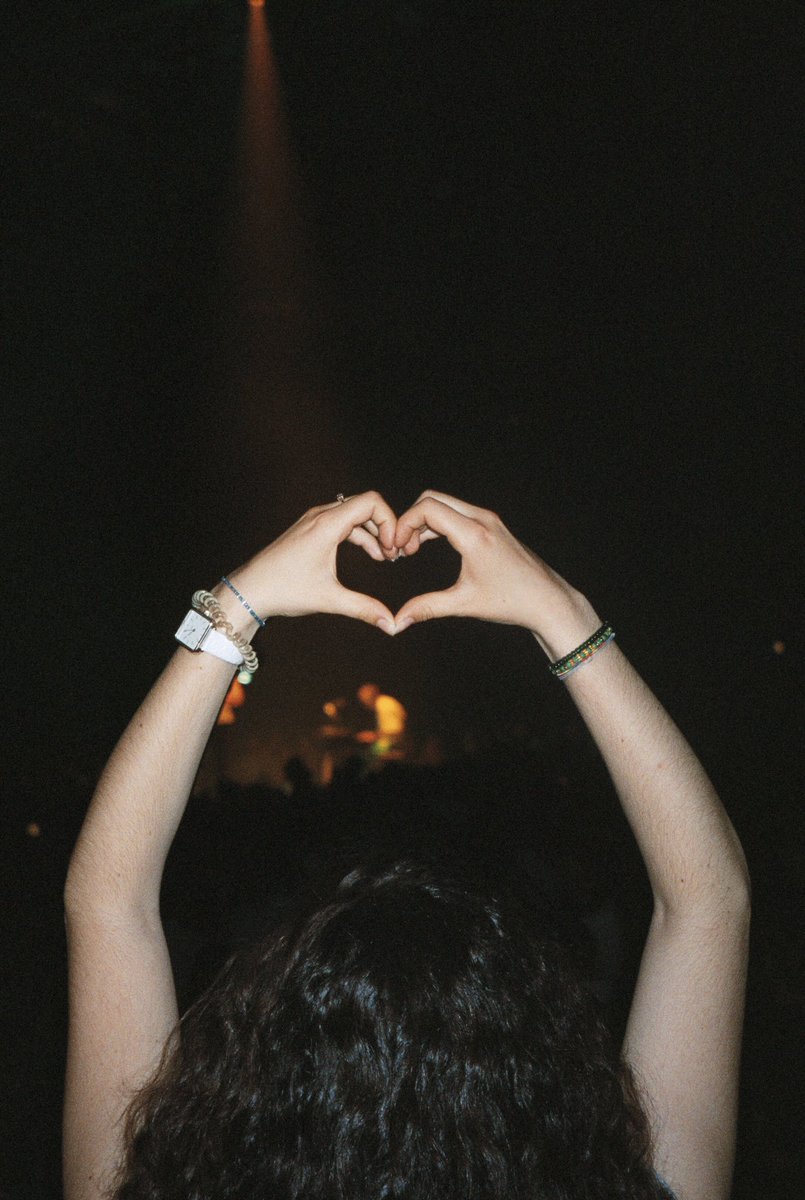 intosasbrain's tweet photo. je tiens aussi à ajouter que j’ai pris cette personne en photo (zénith paris le 11 mai) et je n’ai aucune idée qui c’est lol 
help me find her @eddydepretto https://t.co/0SXCfsplg8