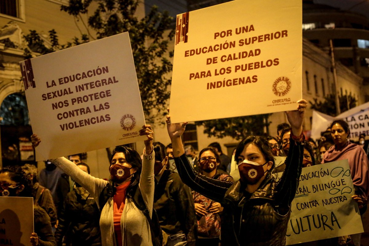chirapaqoficial's tweet photo. 🚨📚#CHIRAPAQ se suma a los más de 40 colectivos que en Cusco, Junín, Lima y regiones del #Perú rechazan leyes que atentan contra #EducacionDeCalidad
Infórmate aquí 🔎https://t.co/LxF53yzTvW
#MarchaPorLaEducacion #NoAlPL904 #ConLaESINoTeMetas #SomosIndígenas
📸John Reyes Mejía. https://t.co/3cQiNrfPQL