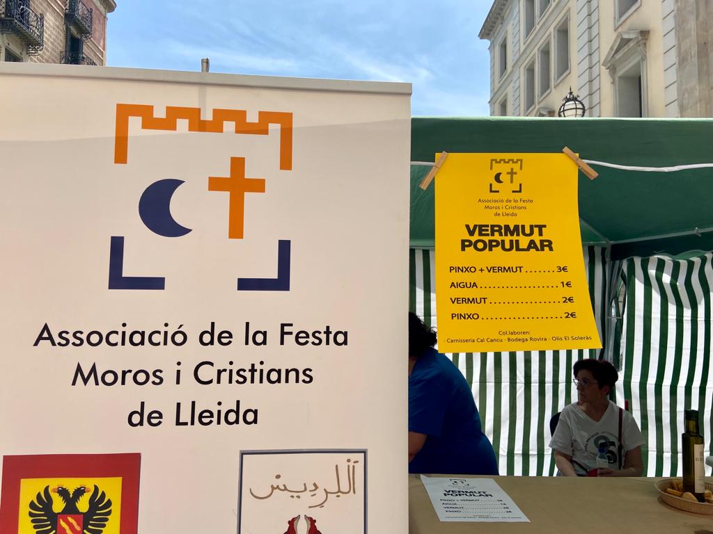 paerialleida's tweet photo. Les tinents d'alcalde @jfreixanet i @montrosilda també han passat a saludar els membres de la Festa @morosicristia per la plaça Sant Francesc #FestesdeLleida @cultura_lleida https://t.co/FeNWxoGEND