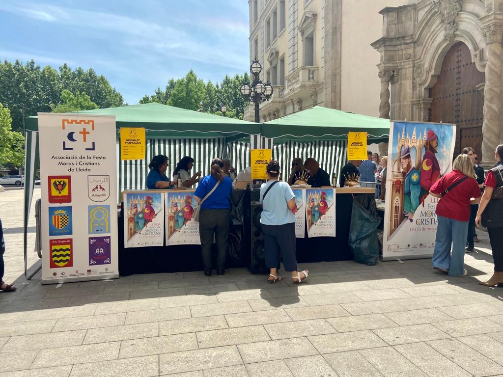 paerialleida's tweet photo. Les tinents d'alcalde @jfreixanet i @montrosilda també han passat a saludar els membres de la Festa @morosicristia per la plaça Sant Francesc #FestesdeLleida @cultura_lleida https://t.co/FeNWxoGEND