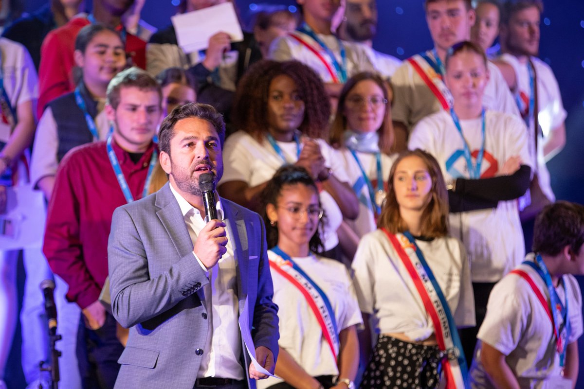 VilledeReims's tweet photo. Repas-spectacle pour les #retraités et les personnes âgées de #Reims ! Une belle après-midi #festive pour nos #ainés, #animée par Danièle Gilbert et #rythmée par les #spectacles de Lio, des Forbans ou encore de Michèle Torr ! https://t.co/Uy0CNfVro2