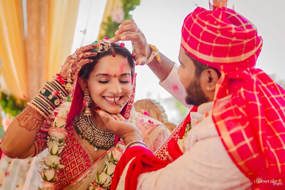 haram_khor_'s tweet photo. Just Married 😍 ⁦@roshagulla16⁩ My Wife ♥️ https://t.co/hoZyWWYxQ1