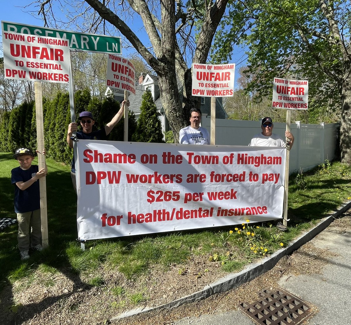 Teamsters25's tweet photo. At the #HinghamMA Town Election today handing out flyers and speaking with residents about the unfair treatment of DPW members.  

Voting today? Stop by and say hi! We are at the high school and middle school till noon. https://t.co/pnsBhWGfcs