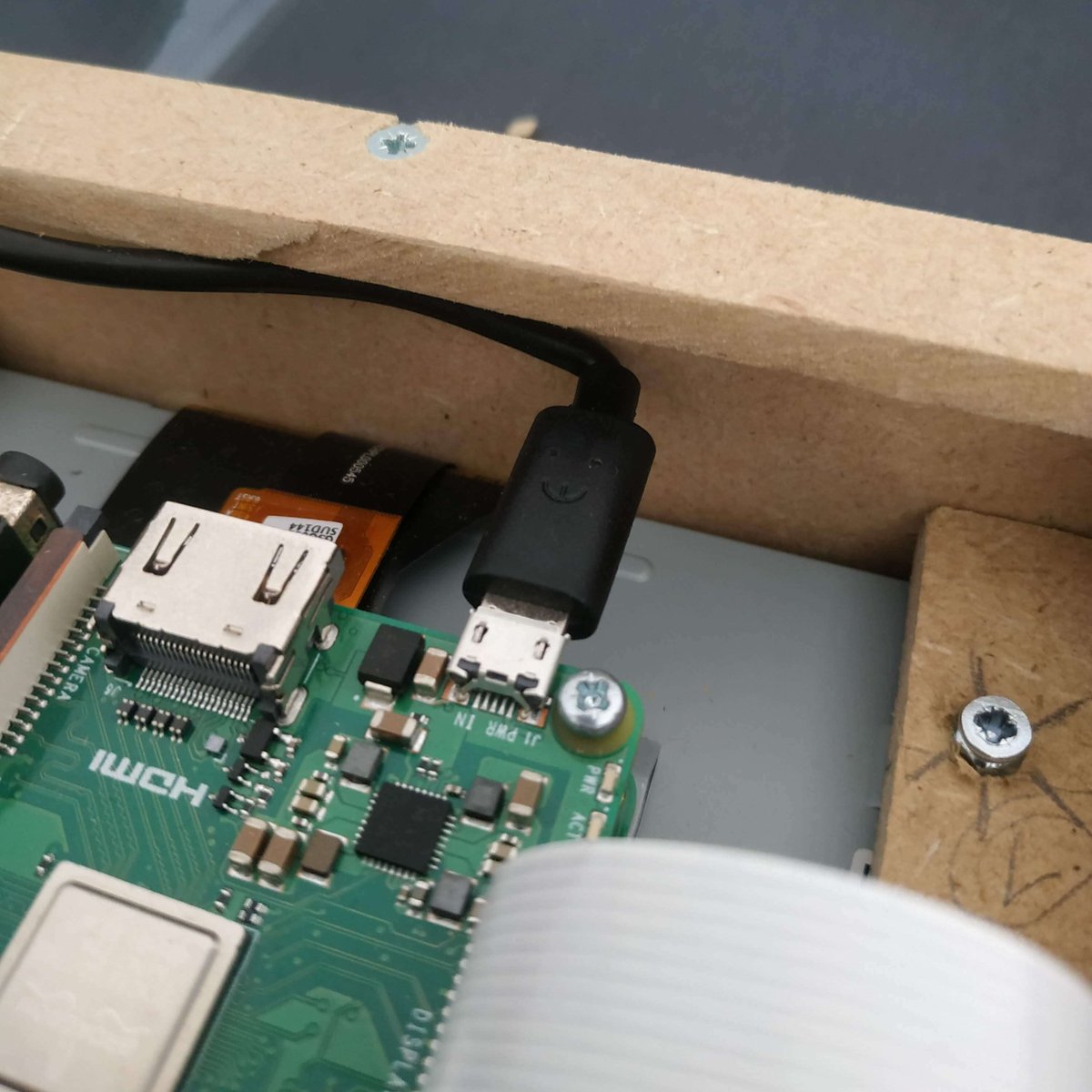 Damien_Monni's tweet photo. Les contraintes de l'IoT ! 🤖
1mm de plus et l'alim USB ne passait pas... 😅
Pas sûr que ce que ça tienne très longtemps mais au moins le #prototype de Podcase avance 💪
#raspberrypi #iot #buildinpublic #podcase https://t.co/W3396EghV6