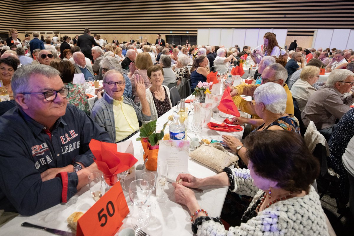 VilledeReims's tweet photo. Repas-spectacle pour les #retraités et les personnes âgées de #Reims ! Une belle après-midi #festive pour nos #ainés, #animée par Danièle Gilbert et #rythmée par les #spectacles de Lio, des Forbans ou encore de Michèle Torr ! https://t.co/Uy0CNfVro2