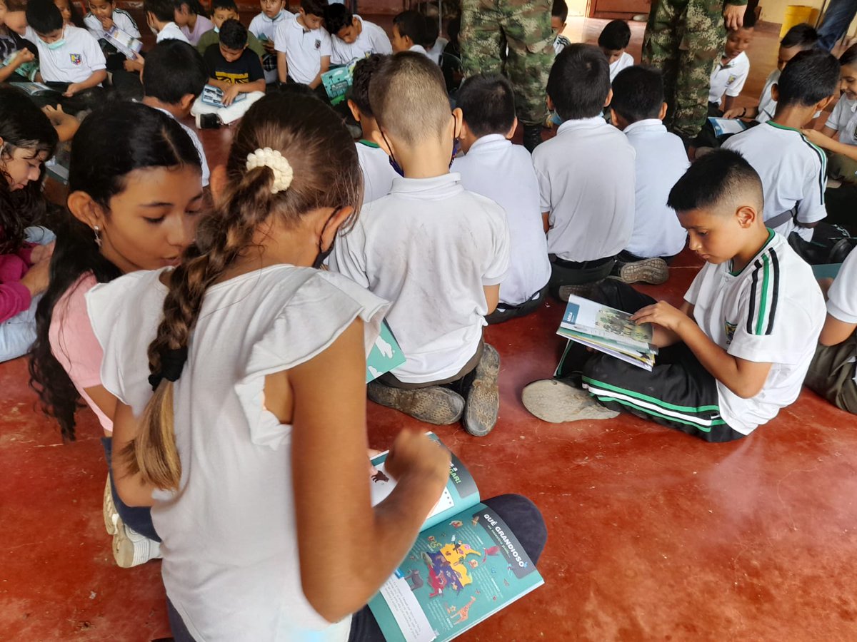 Ejercito_Div5's tweet photo. Contribuyendo a la protección del ecosistema, los soldados del #BICAI17, #BIDEH2, #BAAID5, el programa #FeEnColombia y @Cortolima, realizaron jornada ambiental con la Cartilla Embajadores y Defensores de la Tierra en la Institución Educativa Andrés Rocha, en Chaparral #Tolima. https://t.co/e94Pt9HFjA