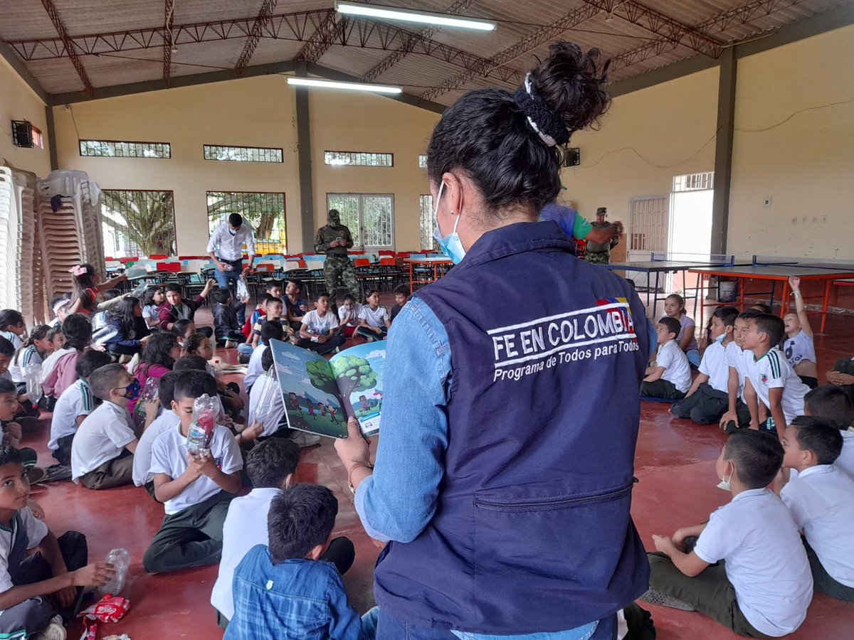 Ejercito_Div5's tweet photo. Contribuyendo a la protección del ecosistema, los soldados del #BICAI17, #BIDEH2, #BAAID5, el programa #FeEnColombia y @Cortolima, realizaron jornada ambiental con la Cartilla Embajadores y Defensores de la Tierra en la Institución Educativa Andrés Rocha, en Chaparral #Tolima. https://t.co/e94Pt9HFjA