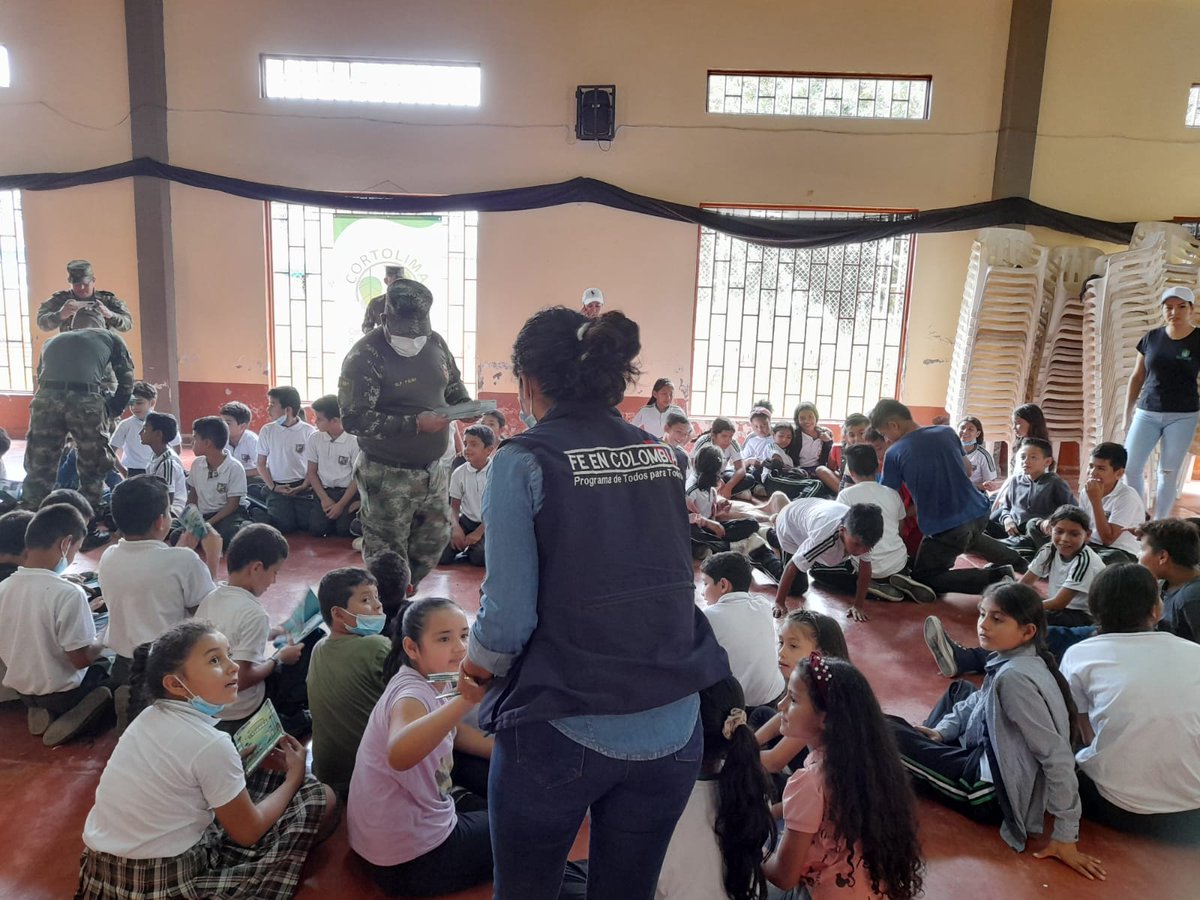 Ejercito_Div5's tweet photo. Contribuyendo a la protección del ecosistema, los soldados del #BICAI17, #BIDEH2, #BAAID5, el programa #FeEnColombia y @Cortolima, realizaron jornada ambiental con la Cartilla Embajadores y Defensores de la Tierra en la Institución Educativa Andrés Rocha, en Chaparral #Tolima. https://t.co/e94Pt9HFjA