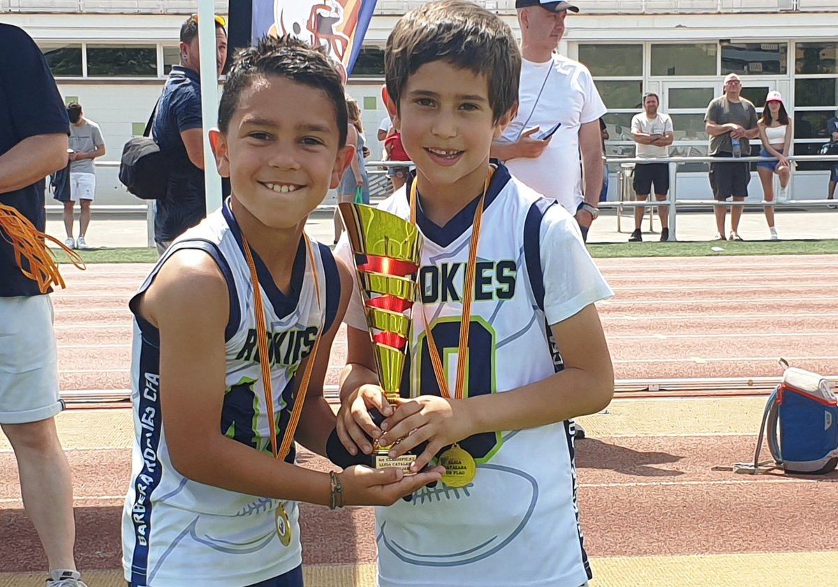 FCFAtwi's tweet photo. 🏆 Lliga Catalana Sub-11 #FutbolFlag #LCFFS11 

🔝 Els @asblynxflag, CAMPIONS!! Enhorabona!!!

CLASSIFICACIÓ FINAL
👇
🥇 @asblynxflag
🥈 @AcademyDracs Plata
🥉 @AcademyDracs Negre
4⃣  @barberarookies

#FCFA #flagfootball @UFECcat @esportcat https://t.co/MyK6HQIlKX