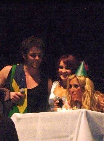 vivoxvondy's tweet photo. feliz cumpleaños princesa @anahi https://t.co/7KNGjeZ5tn