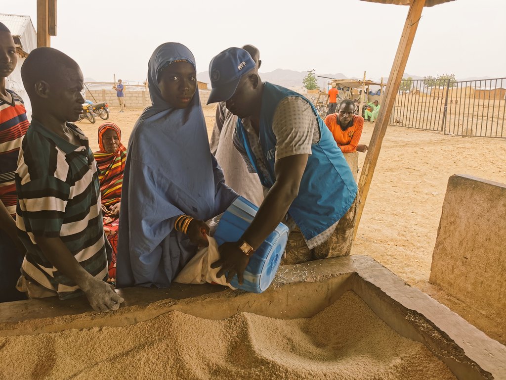 elvisnjabe44's tweet photo. @wfplogistics is only Done. When #FSQ ensures @WFP_Cameroon beneficiaries receive good quality food🍲👍#distribution_site in Maroua @WFP https://t.co/5LRb4xAbWe