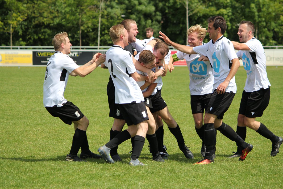 IN BEELD de 1-2 van Tijmen van de Ree bij Woudrichem 2 - Sleeuwijk 2 1-2 (foto's Marc Paul van Bennekom). <a href="/vvsleeuwijk/">VV Sleeuwijk</a> 2 KAMPIOENEN!!!